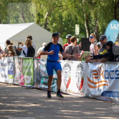 01.09.2024 - 17. Tribühne Triathlon Michael Strokosch http://msf.ph/oto/6910215 01.09.2024 12:00:30 Ziel 417 meine-sportfotos.de