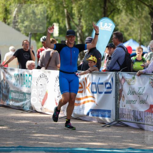 01.09.2024 - 17. Tribühne Triathlon Michael Strokosch http://msf.ph/oto/6910240 01.09.2024 12:00:31 Ziel 417 meine-sportfotos.de
