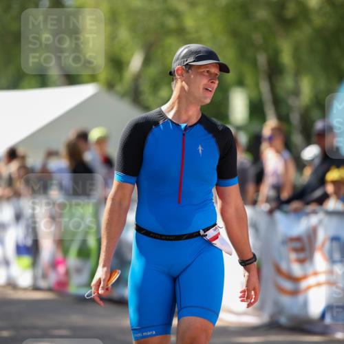 01.09.2024 - 17. Tribühne Triathlon Michael Strokosch http://msf.ph/oto/6910312 01.09.2024 12:00:36 Ziel 417 meine-sportfotos.de