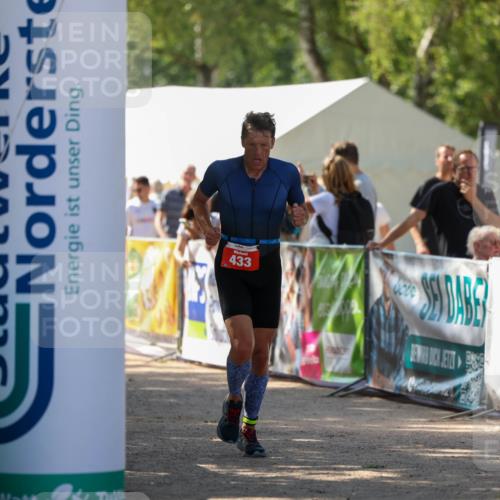 01.09.2024 - 17. Tribühne Triathlon Michael Strokosch http://msf.ph/oto/6910343 01.09.2024 12:00:45 Ziel 433 meine-sportfotos.de