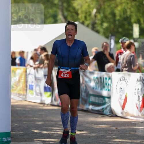 01.09.2024 - 17. Tribühne Triathlon Michael Strokosch http://msf.ph/oto/6910372 01.09.2024 12:00:46 Ziel 433 meine-sportfotos.de