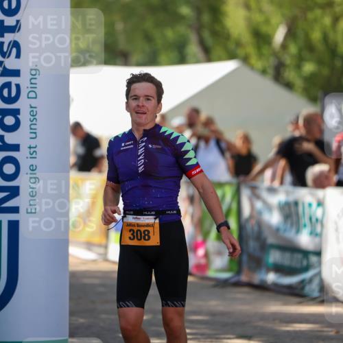 01.09.2024 - 17. Tribühne Triathlon Michael Strokosch http://msf.ph/oto/6910469 01.09.2024 12:00:54 Ziel 308 meine-sportfotos.de
