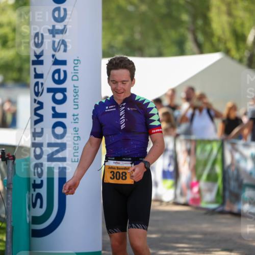 01.09.2024 - 17. Tribühne Triathlon Michael Strokosch http://msf.ph/oto/6910472 01.09.2024 12:00:54 Ziel 308 meine-sportfotos.de