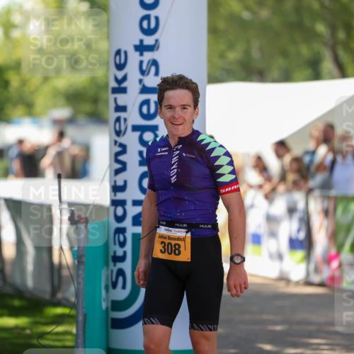 01.09.2024 - 17. Tribühne Triathlon Michael Strokosch http://msf.ph/oto/6910478 01.09.2024 12:00:54 Ziel 308 meine-sportfotos.de