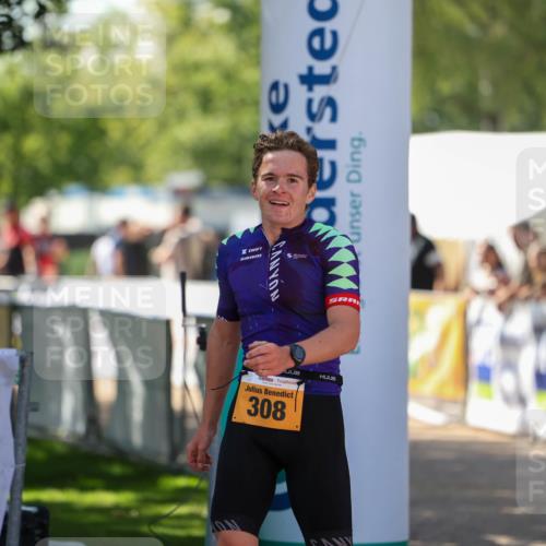 01.09.2024 - 17. Tribühne Triathlon Michael Strokosch http://msf.ph/oto/6910485 01.09.2024 12:00:55 Ziel 308 meine-sportfotos.de