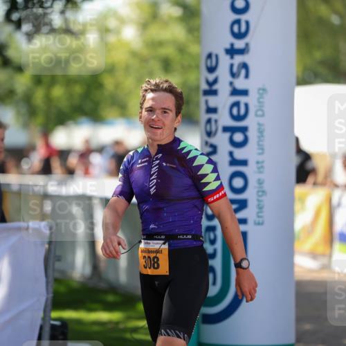01.09.2024 - 17. Tribühne Triathlon Michael Strokosch http://msf.ph/oto/6910494 01.09.2024 12:00:55 Ziel 308 meine-sportfotos.de