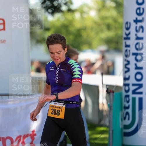 01.09.2024 - 17. Tribühne Triathlon Michael Strokosch http://msf.ph/oto/6910507 01.09.2024 12:00:56 Ziel 308 meine-sportfotos.de