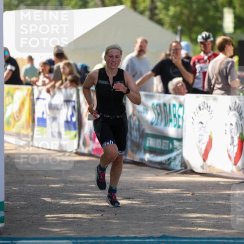 01.09.2024 - 17. Tribühne Triathlon Michael Strokosch http://msf.ph/oto/6910523 01.09.2024 12:01:10 Ziel 438 meine-sportfotos.de