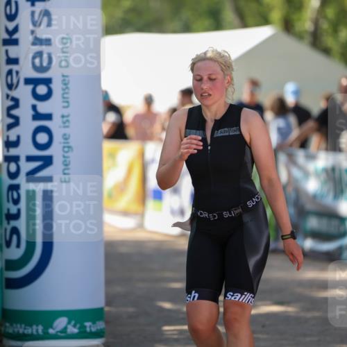 01.09.2024 - 17. Tribühne Triathlon Michael Strokosch http://msf.ph/oto/6910566 01.09.2024 12:01:13 Ziel 438 meine-sportfotos.de