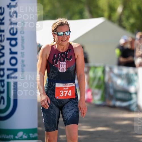 01.09.2024 - 17. Tribühne Triathlon Michael Strokosch http://msf.ph/oto/6910735 01.09.2024 12:02:46 Ziel 374 meine-sportfotos.de
