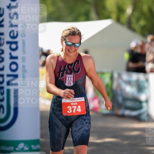 01.09.2024 - 17. Tribühne Triathlon Michael Strokosch http://msf.ph/oto/6910738 01.09.2024 12:02:46 Ziel 374 meine-sportfotos.de
