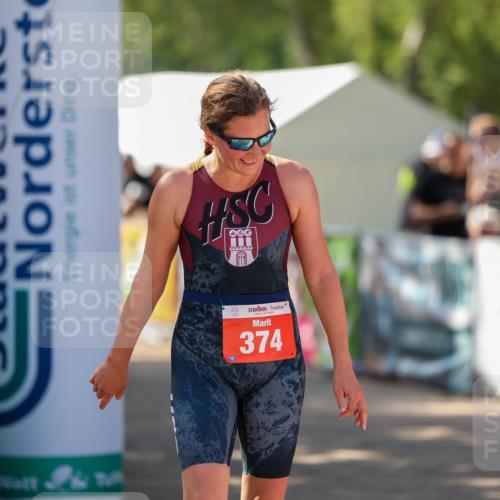 01.09.2024 - 17. Tribühne Triathlon Michael Strokosch http://msf.ph/oto/6910742 01.09.2024 12:02:46 Ziel 374 meine-sportfotos.de