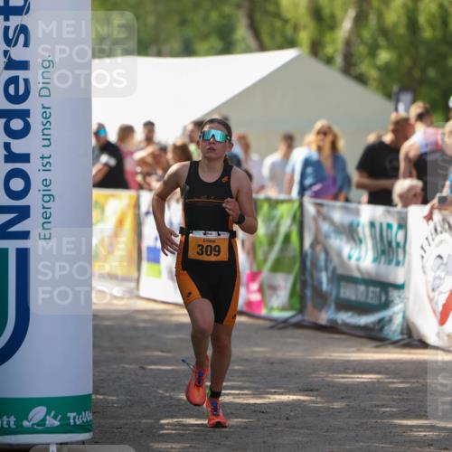 01.09.2024 - 17. Tribühne Triathlon Michael Strokosch http://msf.ph/oto/6910865 01.09.2024 12:03:19 Ziel 309 meine-sportfotos.de