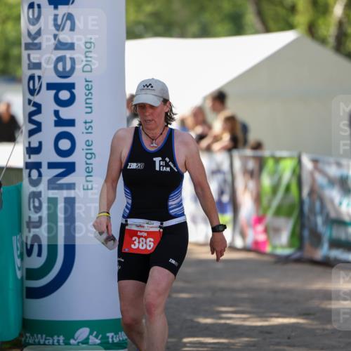 01.09.2024 - 17. Tribühne Triathlon Michael Strokosch http://msf.ph/oto/6910983 01.09.2024 12:03:50 Ziel 386 meine-sportfotos.de