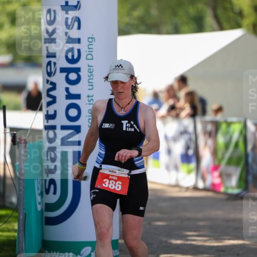 01.09.2024 - 17. Tribühne Triathlon Michael Strokosch http://msf.ph/oto/6910991 01.09.2024 12:03:50 Ziel 386 meine-sportfotos.de
