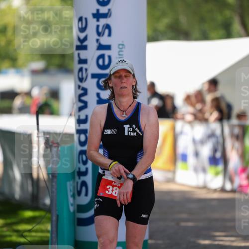 01.09.2024 - 17. Tribühne Triathlon Michael Strokosch http://msf.ph/oto/6910999 01.09.2024 12:03:51 Ziel 386 meine-sportfotos.de