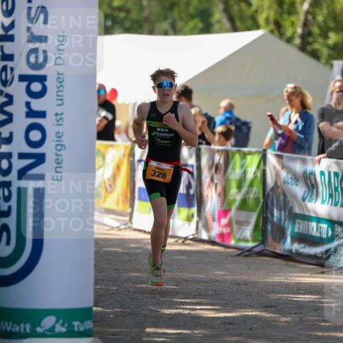 01.09.2024 - 17. Tribühne Triathlon Michael Strokosch http://msf.ph/oto/6911034 01.09.2024 12:05:20 Ziel 328 meine-sportfotos.de