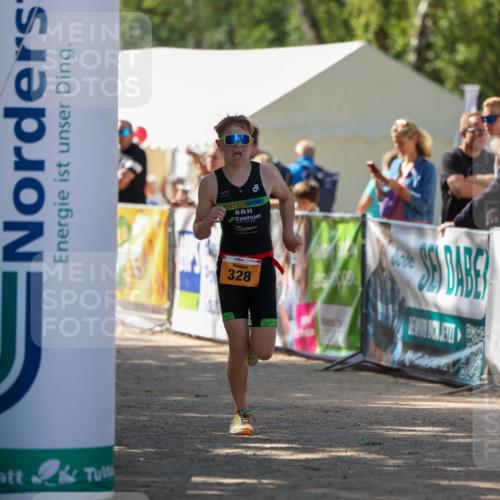 01.09.2024 - 17. Tribühne Triathlon Michael Strokosch http://msf.ph/oto/6911039 01.09.2024 12:05:20 Ziel 328 meine-sportfotos.de