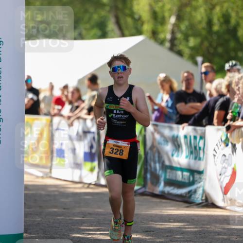 01.09.2024 - 17. Tribühne Triathlon Michael Strokosch http://msf.ph/oto/6911075 01.09.2024 12:05:21 Ziel 328 meine-sportfotos.de
