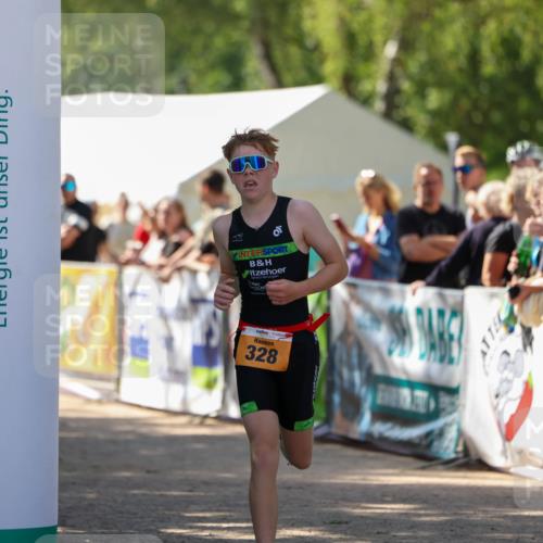 01.09.2024 - 17. Tribühne Triathlon Michael Strokosch http://msf.ph/oto/6911078 01.09.2024 12:05:22 Ziel 328 meine-sportfotos.de