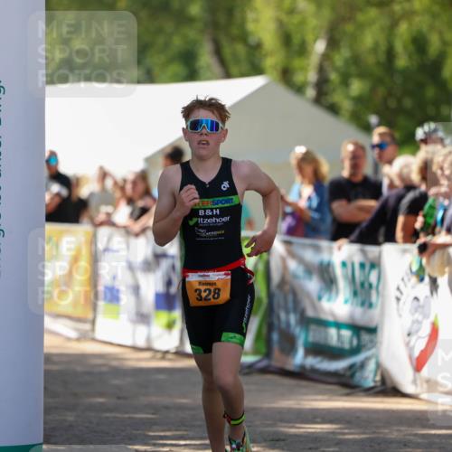 01.09.2024 - 17. Tribühne Triathlon Michael Strokosch http://msf.ph/oto/6911083 01.09.2024 12:05:22 Ziel 328 meine-sportfotos.de