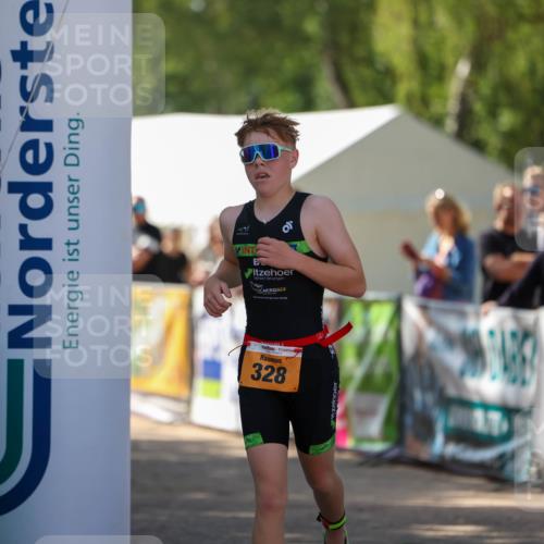 01.09.2024 - 17. Tribühne Triathlon Michael Strokosch http://msf.ph/oto/6911095 01.09.2024 12:05:22 Ziel 328 meine-sportfotos.de