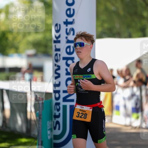 01.09.2024 - 17. Tribühne Triathlon Michael Strokosch http://msf.ph/oto/6911109 01.09.2024 12:05:23 Ziel 328 meine-sportfotos.de