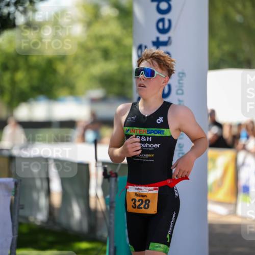 01.09.2024 - 17. Tribühne Triathlon Michael Strokosch http://msf.ph/oto/6911114 01.09.2024 12:05:23 Ziel 328 meine-sportfotos.de