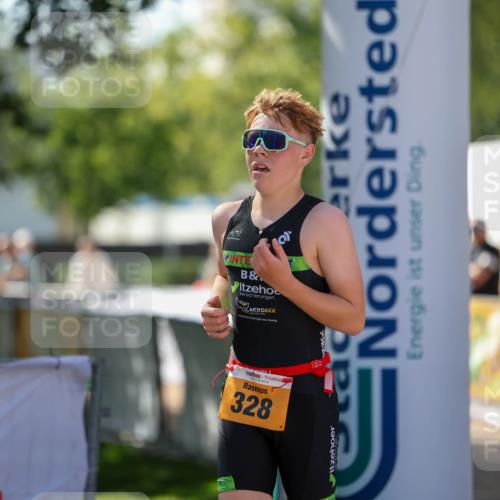01.09.2024 - 17. Tribühne Triathlon Michael Strokosch http://msf.ph/oto/6911122 01.09.2024 12:05:24 Ziel 328 meine-sportfotos.de