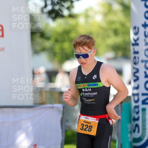 01.09.2024 - 17. Tribühne Triathlon Michael Strokosch http://msf.ph/oto/6911129 01.09.2024 12:05:24 Ziel 328 meine-sportfotos.de