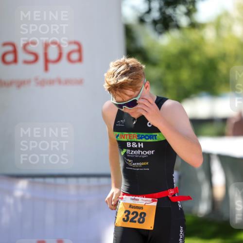 01.09.2024 - 17. Tribühne Triathlon Michael Strokosch http://msf.ph/oto/6911141 01.09.2024 12:05:25 Ziel 328 meine-sportfotos.de