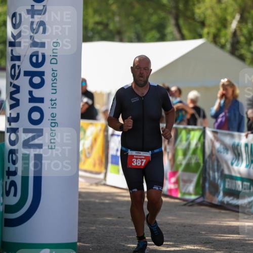 01.09.2024 - 17. Tribühne Triathlon Michael Strokosch http://msf.ph/oto/6911162 01.09.2024 12:05:34 Ziel 387 meine-sportfotos.de