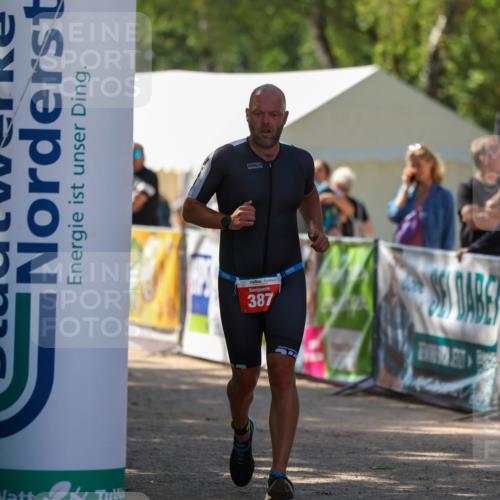 01.09.2024 - 17. Tribühne Triathlon Michael Strokosch http://msf.ph/oto/6911170 01.09.2024 12:05:34 Ziel 387 meine-sportfotos.de