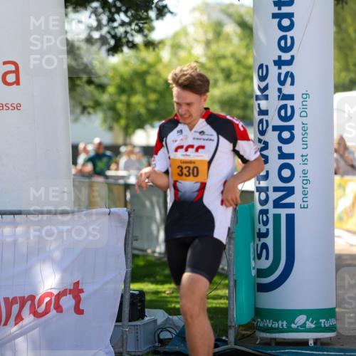 01.09.2024 - 17. Tribühne Triathlon Michael Strokosch http://msf.ph/oto/6911363 01.09.2024 12:06:04 Ziel 330 meine-sportfotos.de