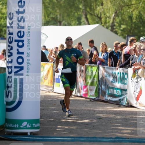 01.09.2024 - 17. Tribühne Triathlon Michael Strokosch http://msf.ph/oto/6911407 01.09.2024 12:06:10 Ziel 423 meine-sportfotos.de