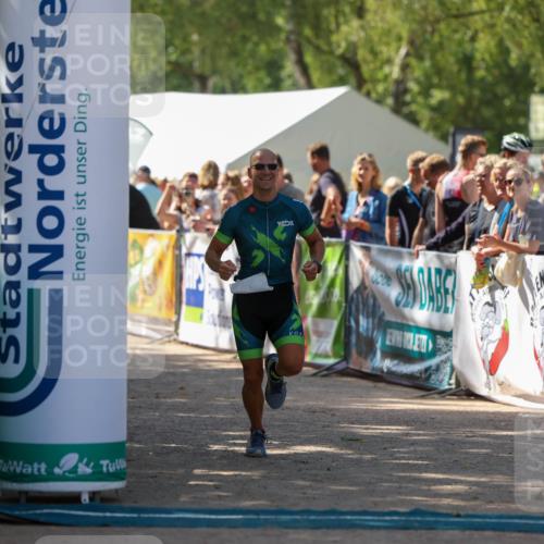 01.09.2024 - 17. Tribühne Triathlon Michael Strokosch http://msf.ph/oto/6911412 01.09.2024 12:06:10 Ziel 423 meine-sportfotos.de