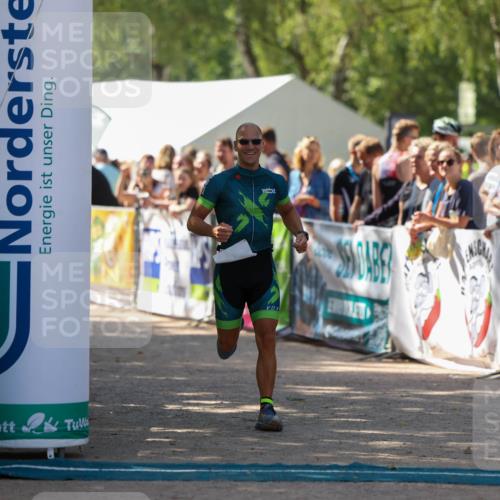 01.09.2024 - 17. Tribühne Triathlon Michael Strokosch http://msf.ph/oto/6911419 01.09.2024 12:06:10 Ziel 423 meine-sportfotos.de