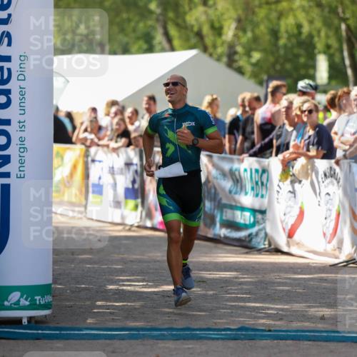 01.09.2024 - 17. Tribühne Triathlon Michael Strokosch http://msf.ph/oto/6911427 01.09.2024 12:06:10 Ziel 423 meine-sportfotos.de