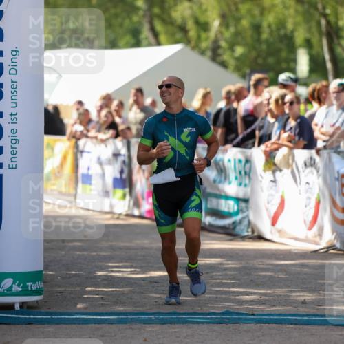 01.09.2024 - 17. Tribühne Triathlon Michael Strokosch http://msf.ph/oto/6911429 01.09.2024 12:06:11 Ziel 423 meine-sportfotos.de
