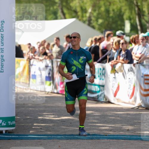 01.09.2024 - 17. Tribühne Triathlon Michael Strokosch http://msf.ph/oto/6911431 01.09.2024 12:06:11 Ziel 423 meine-sportfotos.de