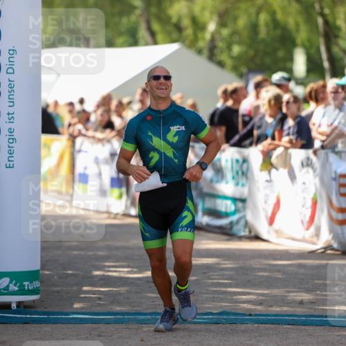 01.09.2024 - 17. Tribühne Triathlon Michael Strokosch http://msf.ph/oto/6911441 01.09.2024 12:06:12 Ziel 423 meine-sportfotos.de