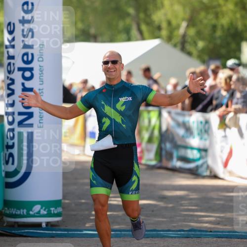 01.09.2024 - 17. Tribühne Triathlon Michael Strokosch http://msf.ph/oto/6911452 01.09.2024 12:06:12 Ziel 423 meine-sportfotos.de