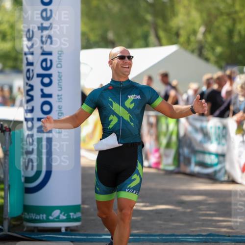 01.09.2024 - 17. Tribühne Triathlon Michael Strokosch http://msf.ph/oto/6911459 01.09.2024 12:06:13 Ziel 423 meine-sportfotos.de