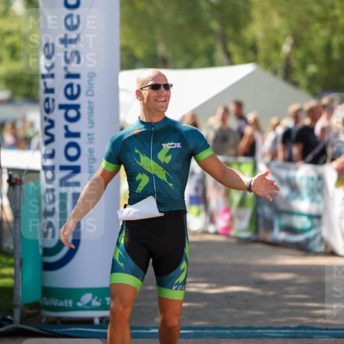 01.09.2024 - 17. Tribühne Triathlon Michael Strokosch http://msf.ph/oto/6911468 01.09.2024 12:06:13 Ziel 423 meine-sportfotos.de