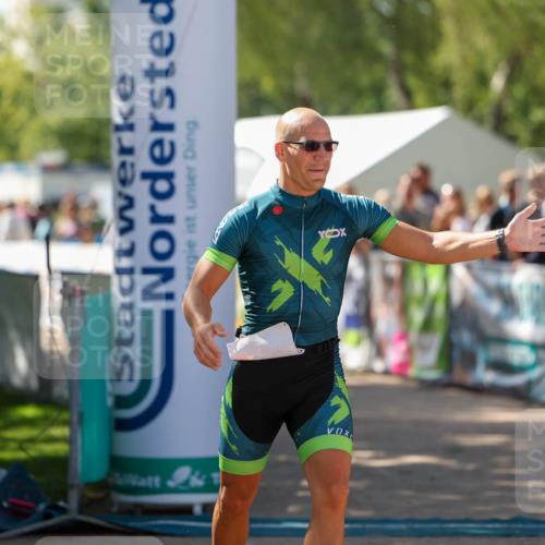 01.09.2024 - 17. Tribühne Triathlon Michael Strokosch http://msf.ph/oto/6911470 01.09.2024 12:06:13 Ziel 423 meine-sportfotos.de