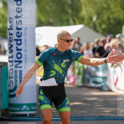 01.09.2024 - 17. Tribühne Triathlon Michael Strokosch http://msf.ph/oto/6911475 01.09.2024 12:06:13 Ziel 423 meine-sportfotos.de