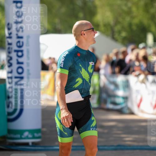 01.09.2024 - 17. Tribühne Triathlon Michael Strokosch http://msf.ph/oto/6911485 01.09.2024 12:06:14 Ziel 423, 428 meine-sportfotos.de