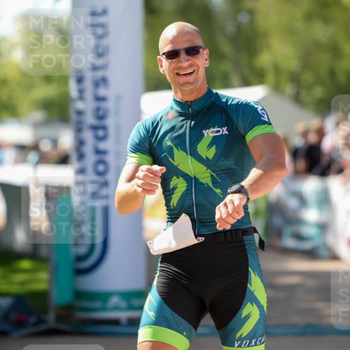 01.09.2024 - 17. Tribühne Triathlon Michael Strokosch http://msf.ph/oto/6911497 01.09.2024 12:06:15 Ziel 423, 428 meine-sportfotos.de