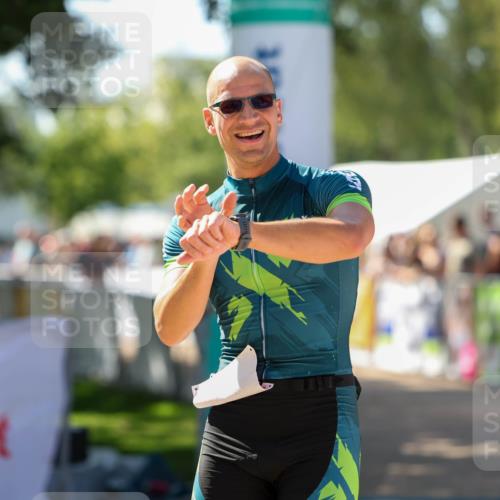 01.09.2024 - 17. Tribühne Triathlon Michael Strokosch http://msf.ph/oto/6911501 01.09.2024 12:06:16 Ziel 423, 428 meine-sportfotos.de