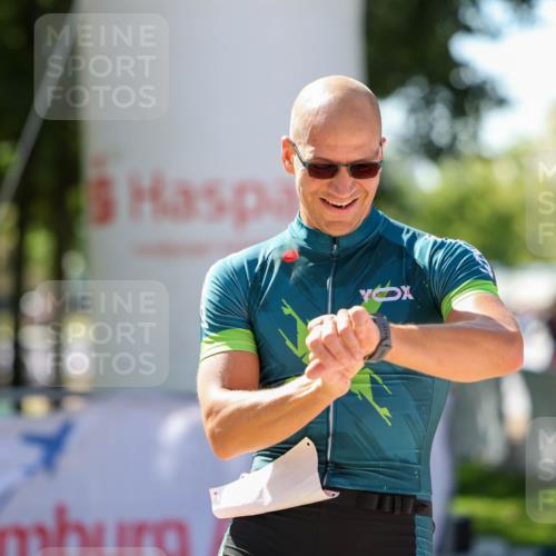 01.09.2024 - 17. Tribühne Triathlon Michael Strokosch http://msf.ph/oto/6911515 01.09.2024 12:06:17 Ziel 428 meine-sportfotos.de
